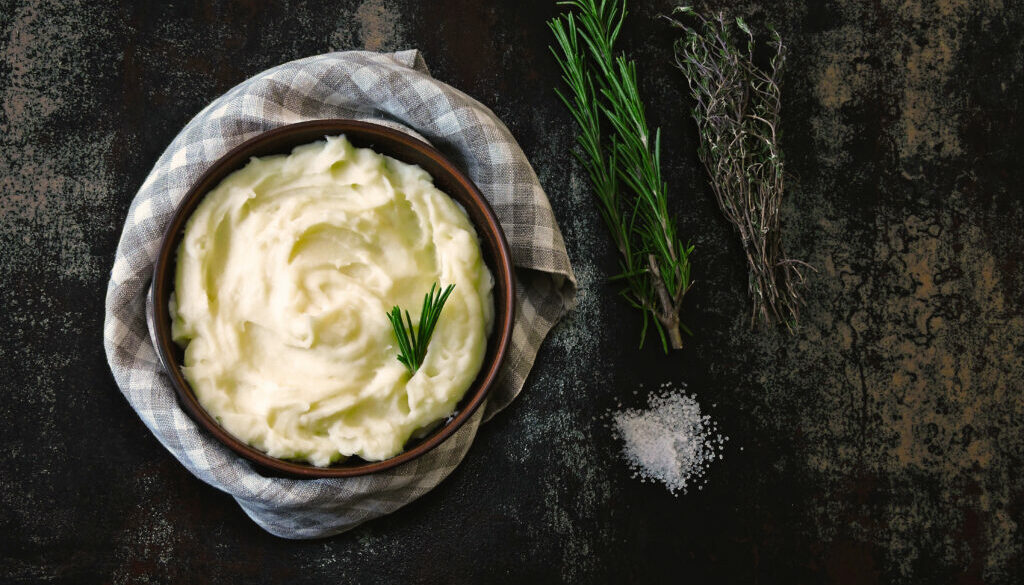 Warm mashed potatoes with aromatic herbs